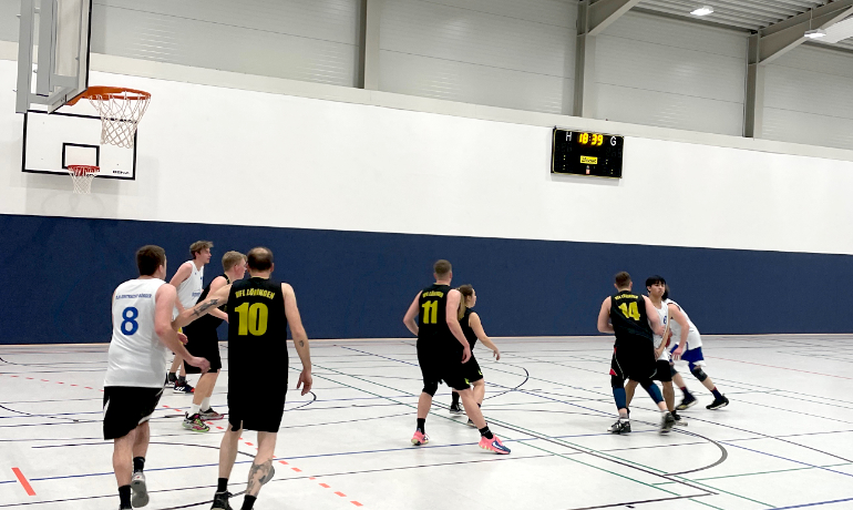 Symbolbild Mannschaften während eines spiels: Die Mannschaften Börger und Löningen spielen gegegeinander auf dem Basketballfeld